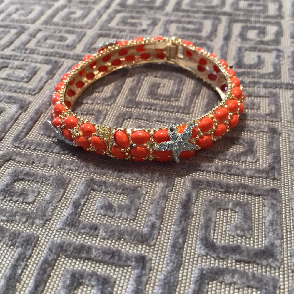 Preppy coral bracelet with starfish details